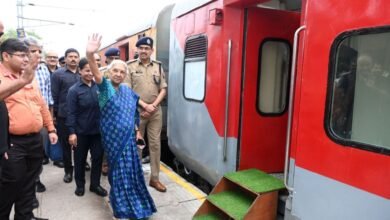 राज्यपाल आनंदीबेन पटेल ने फिर चुनी ट्रेन यात्रा, वंदे भारत से पहुंचीं प्रयागराज