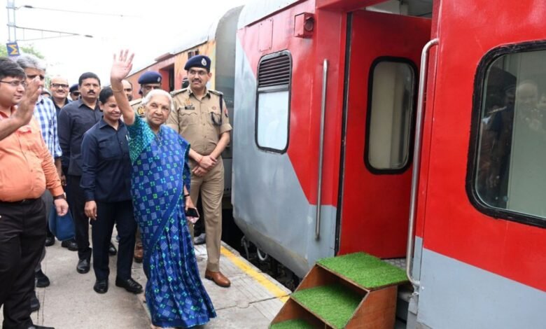 राज्यपाल आनंदीबेन पटेल ने फिर चुनी ट्रेन यात्रा, वंदे भारत से पहुंचीं प्रयागराज