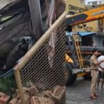 झपकी बनी जानलेवा, ट्रांसफार्मर से टकराकर नाले में गिरा ट्रक, चालक की मौत