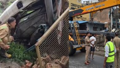झपकी बनी जानलेवा, ट्रांसफार्मर से टकराकर नाले में गिरा ट्रक, चालक की मौत