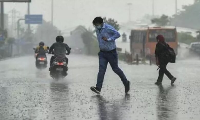 दिल्ली-NCR में बारिश से मौसम हुआ सुहाना, IMD का अलर्ट—अगले 2 घंटे में इन इलाकों में होगी तेज बारिश
