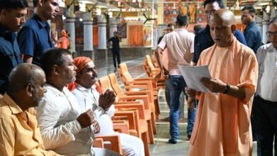 गोरखनाथ मंदिर में जनता दर्शन, सीएम योगी ने सुनीं 250 लोगों की समस्याएं, अधिकारियों को दिए सख्त निर्देश