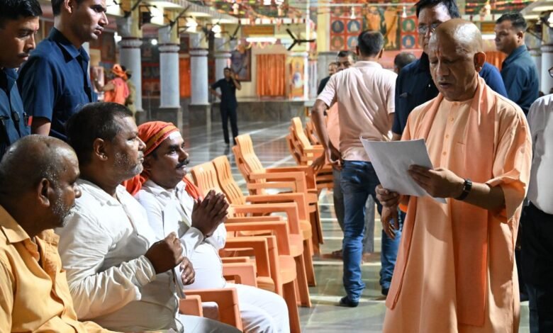 गोरखनाथ मंदिर में जनता दर्शन, सीएम योगी ने सुनीं 250 लोगों की समस्याएं, अधिकारियों को दिए सख्त निर्देश