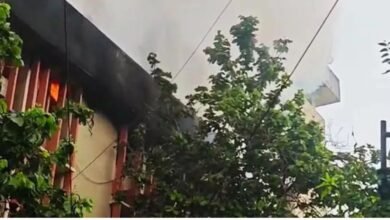 राजधानी लखनऊ में सरकारी इमारत में आग से हड़कंप, कर्मचारी सुरक्षित बाहर निकाले