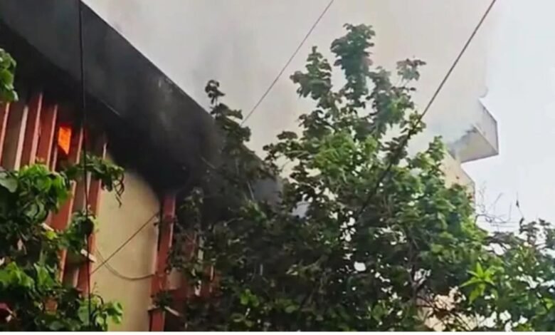 राजधानी लखनऊ में सरकारी इमारत में आग से हड़कंप, कर्मचारी सुरक्षित बाहर निकाले