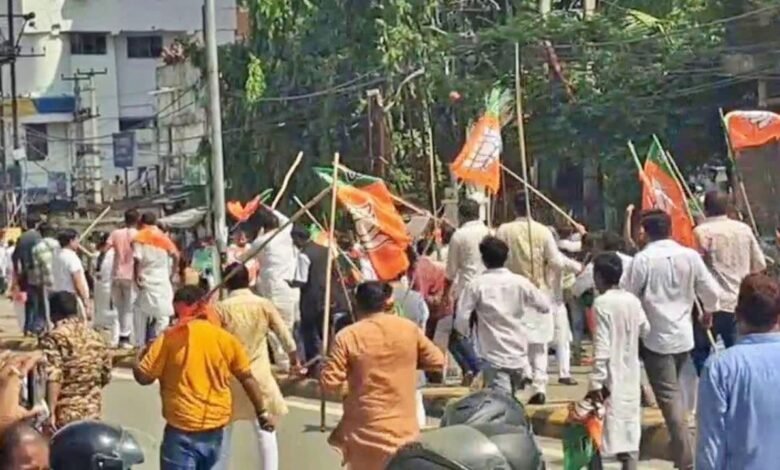 पटना में बीजेपी-कांग्रेस कार्यकर्ताओं के बीच हिंसक झड़प, पत्थरबाजी और लाठीचार्ज में कई घायल