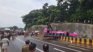केरल में भीषण सड़क हादसा, कुट्टीपुरम में बस पलटी; 1 की मौत, 26 घायल