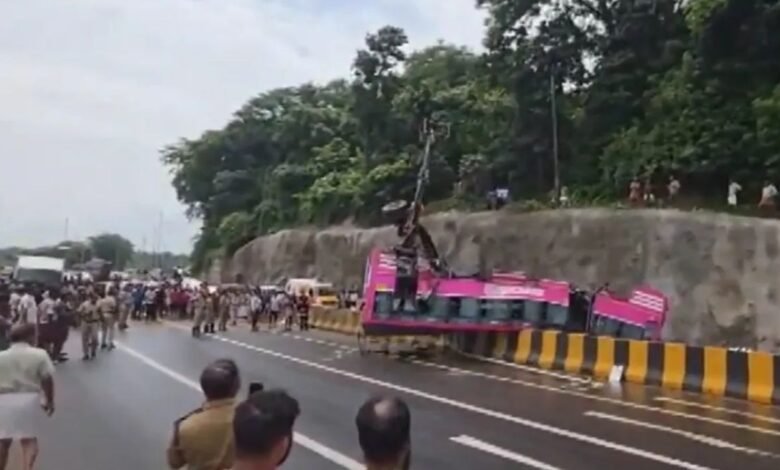 केरल में भीषण सड़क हादसा, कुट्टीपुरम में बस पलटी; 1 की मौत, 26 घायल