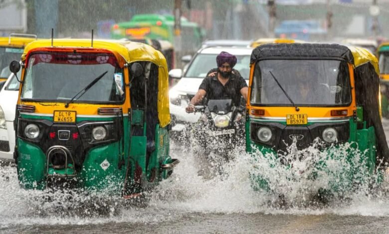 दिल्ली-एनसीआर में मूसलाधार बारिश, IMD का रेड अलर्ट जारी; कई इलाकों में जलभराव से बढ़ी परेशानी