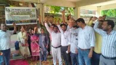 बांसगांव में लेखपालों का धरना, एंटी करप्शन कार्रवाई की निष्पक्ष जांच की मांग