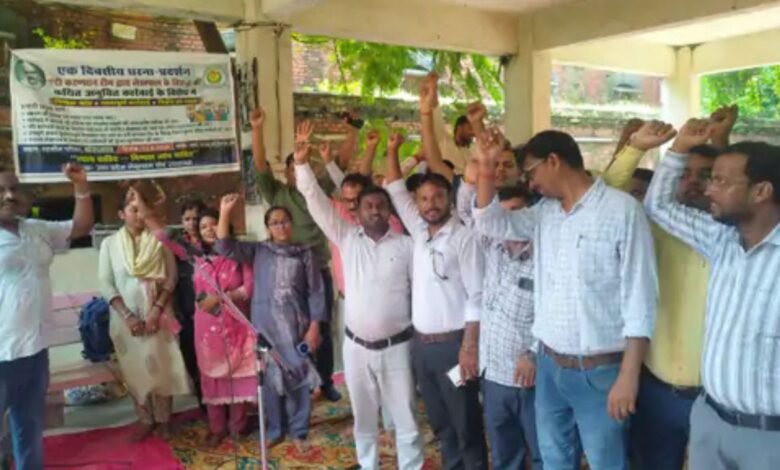 बांसगांव में लेखपालों का धरना, एंटी करप्शन कार्रवाई की निष्पक्ष जांच की मांग
