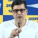 दिल्ली की बारिश में स्कूल वैन फंसी, पानी में उतरीं बच्चियां; सौरभ भारद्वाज का सरकार पर तंज