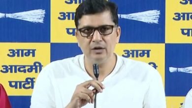 दिल्ली की बारिश में स्कूल वैन फंसी, पानी में उतरीं बच्चियां; सौरभ भारद्वाज का सरकार पर तंज