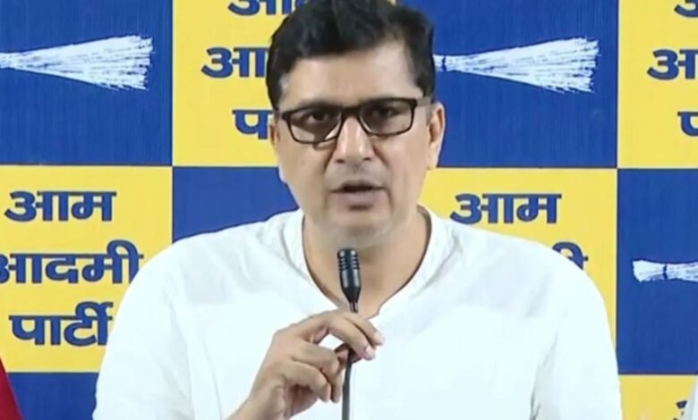 दिल्ली की बारिश में स्कूल वैन फंसी, पानी में उतरीं बच्चियां; सौरभ भारद्वाज का सरकार पर तंज