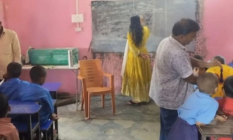 मधेपुरा में शिक्षा व्यवस्था की बदहाली, दो कमरों और टीन शेड में पढ़ रहे 159 बच्चे