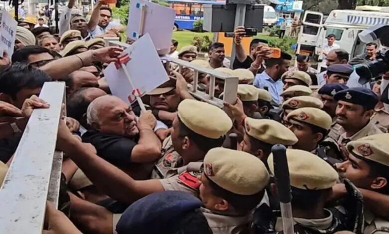 हरियाणा विधानसभा के पहले दिन भारी हंगामा, स्पीकर ने कांग्रेस के छह विधायकों को किया सस्पेंड