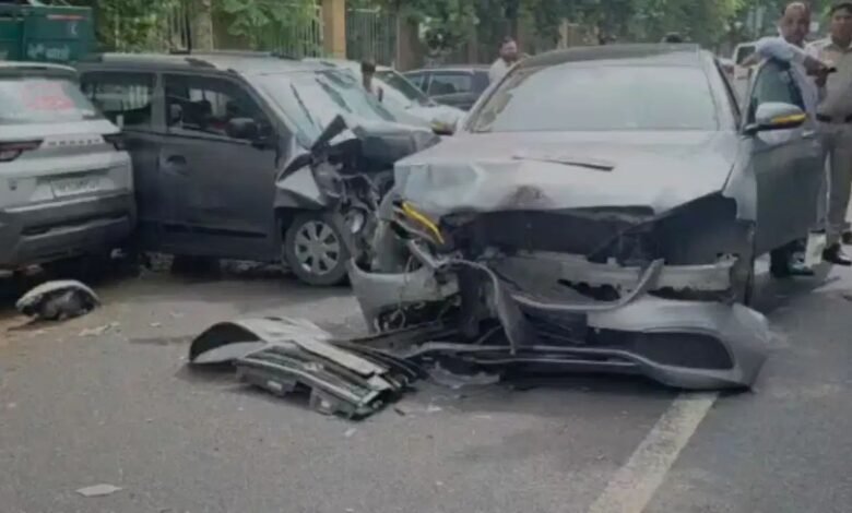 नरेला में तेज रफ्तार Mercedes का कहर, कई वाहनों को मारी टक्कर; 70 वर्षीय महिला की मौत