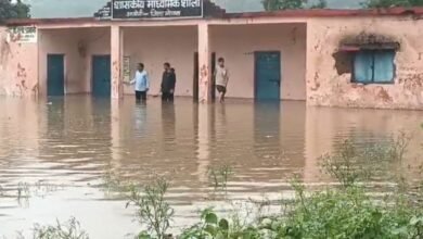 भोपाल में 12 घंटे की बारिश से हाहाकार, कमर तक पानी में डूबे इलाके; स्कूल बंद