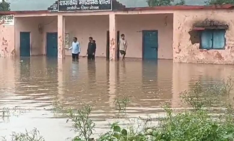 भोपाल में 12 घंटे की बारिश से हाहाकार, कमर तक पानी में डूबे इलाके; स्कूल बंद