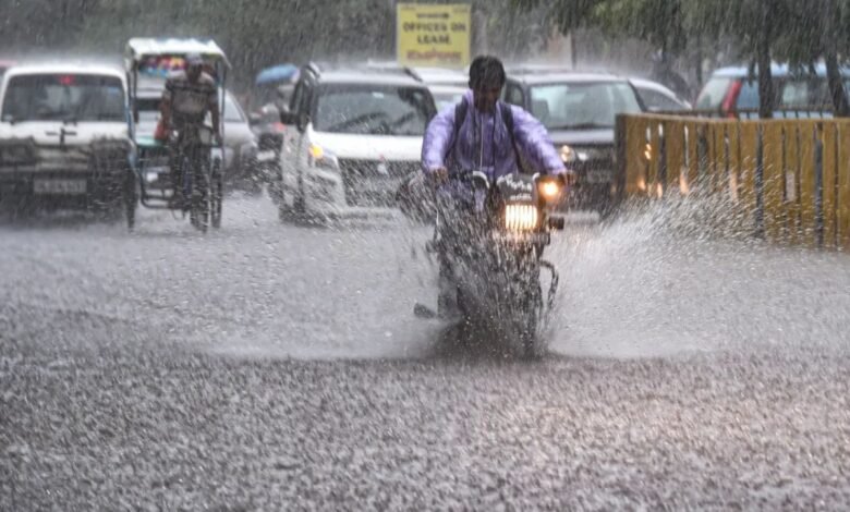 दिल्ली में अगले 3 घंटे भारी बारिश का अलर्ट, IMD की चेतावनी; जलभराव और ट्रैफिक जाम से रहें सावधान