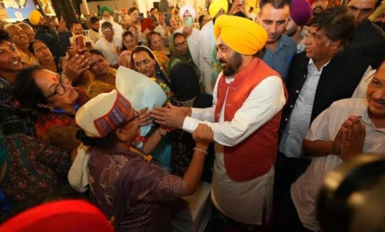 पंजाब में तीर्थयात्रा योजना का विस्तार, 15 बसों को केजरीवाल-भगवंत मान ने दिखाई हरी झंडी
