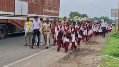 एकलव्य स्कूल के छात्र 17 KM पैदल चले, कलेक्टर से मिलने पर अड़े
