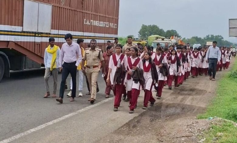 एकलव्य स्कूल के छात्र 17 KM पैदल चले, कलेक्टर से मिलने पर अड़े