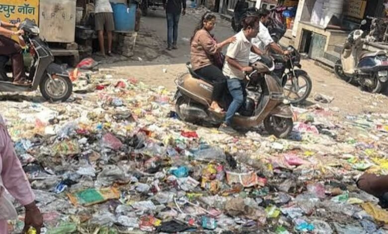 पानीपत में सफाई कर्मचारियों का उग्र प्रदर्शन, GT रोड पर कूड़ा डालकर लगाया जाम