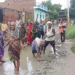 भागलपुर में सड़क पर धान रोपकर ग्रामीणों का अनोखा प्रदर्शन, बोले- अब सड़क नहीं तो आंदोलन होगा