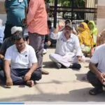 सोनीपत के स्कूल में बच्चों से सफाई कराने पर हंगामा, सफाई कर्मचारियों ने धरना देकर जताया विरोध