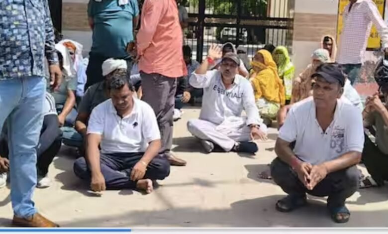 सोनीपत के स्कूल में बच्चों से सफाई कराने पर हंगामा, सफाई कर्मचारियों ने धरना देकर जताया विरोध