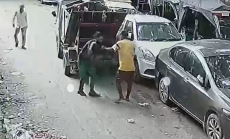 दिल्ली के कल्याणपुरी में सफाई कर्मचारी की दिनदहाड़े चाकू से हत्या, साथियों ने काम बंद किया, आरोपी की गिरफ्तारी की मांग