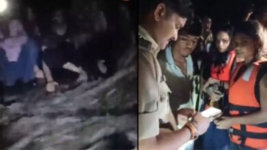 आपचंद गुफा के पास नदी में फंसे 9 युवक-युवतियां, SDRF ने रात में चलाया रेस्क्यू ऑपरेशन