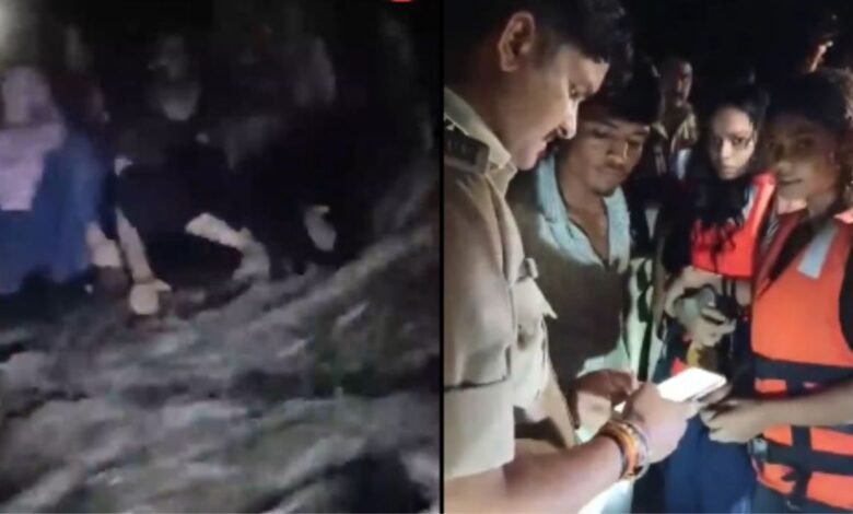 आपचंद गुफा के पास नदी में फंसे 9 युवक-युवतियां, SDRF ने रात में चलाया रेस्क्यू ऑपरेशन