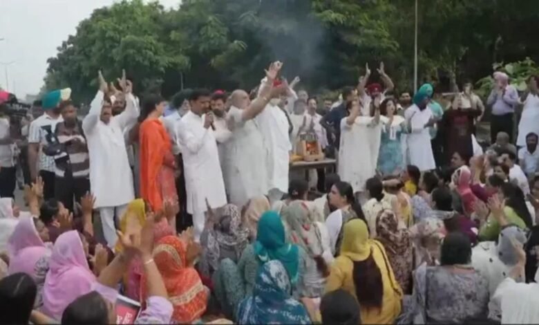 बढ़ती महंगाई के खिलाफ चंडीगढ़ में पंजाब कांग्रेस का प्रदर्शन, राजा वड़िंग ने केंद्र सरकार पर साधा निशाना