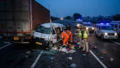 KMP एक्सप्रेसवे पर भीषण हादसा: मजदूरों से भरी ईको ट्रक से टकराई, 3 की मौत और 9 घायल