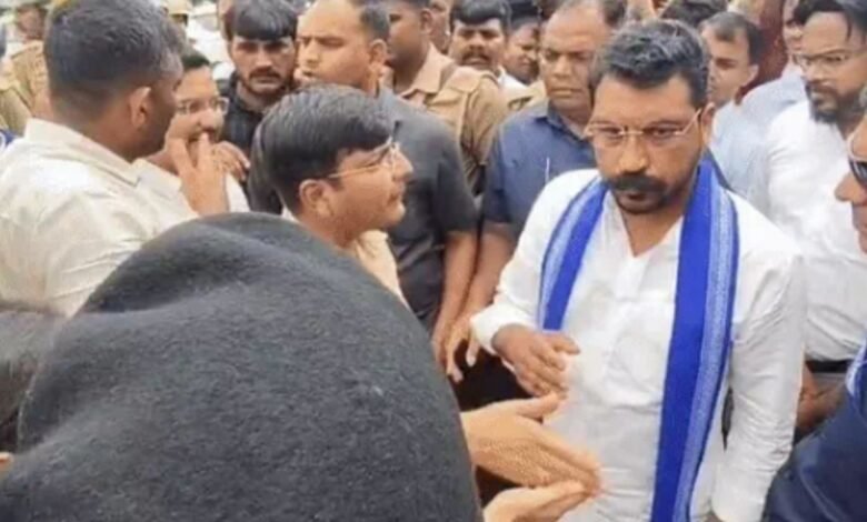 गोंडा हत्याकांड पर गरमाई यूपी की सियासत, चंद्रशेखर आजाद को बाराबंकी में रोका