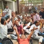 लखनऊ में BJP कार्यालय में घुसे 68,500 शिक्षक भर्ती अभ्यर्थी, जमीन पर लेटकर किया प्रदर्शन