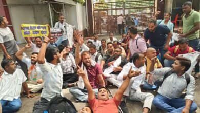 लखनऊ में BJP कार्यालय में घुसे 68,500 शिक्षक भर्ती अभ्यर्थी, जमीन पर लेटकर किया प्रदर्शन
