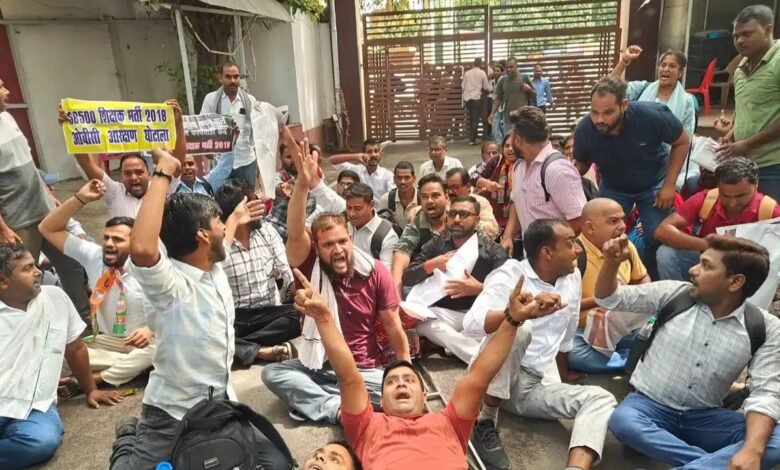 लखनऊ में BJP कार्यालय में घुसे 68,500 शिक्षक भर्ती अभ्यर्थी, जमीन पर लेटकर किया प्रदर्शन