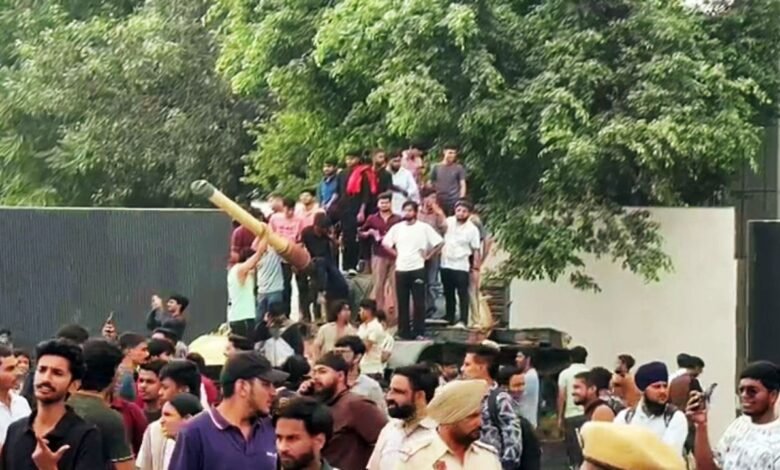 LPU में हिंसक प्रदर्शन के बाद 10 दिन क्लास बंद, NH-44 पर 15 घंटे बाद ट्रैफिक बहाल