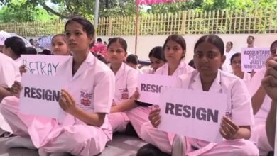 KGMU में फिर धरने पर नर्सिंग स्टूडेंट्स, डीन के इस्तीफे की मांग; दिव्यांशी की मौत के बाद बढ़ा विवाद