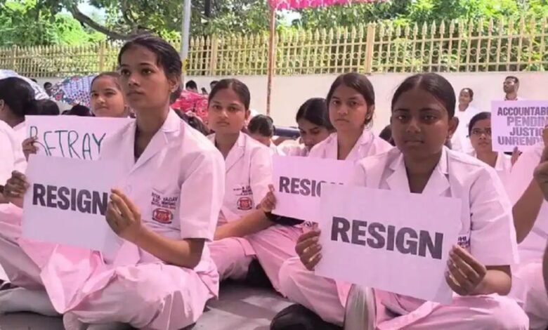 KGMU में फिर धरने पर नर्सिंग स्टूडेंट्स, डीन के इस्तीफे की मांग; दिव्यांशी की मौत के बाद बढ़ा विवाद