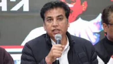 प्रवेश वर्मा के थप्पड़ विवाद पर देवेंद्र यादव का हमला, बोले- जनता के सवाल का जवाब थप्पड़ से नहीं