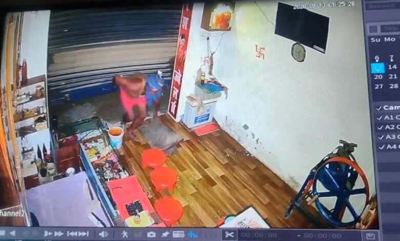 शटर काटकर ज्वेलरी शॉप में लाखों की चोरी, CCTV में कैद हुई वारदात; बाजार के कारोबारियों में दहशत