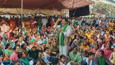 Noida News: डूब क्षेत्र में बिजली कनेक्शन की मांग को लेकर 15वें दिन भी धरना, 5 महिलाओं की तबीयत बिगड़ी