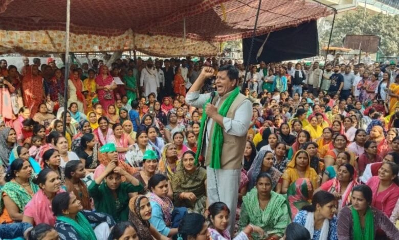 Noida News: डूब क्षेत्र में बिजली कनेक्शन की मांग को लेकर 15वें दिन भी धरना, 5 महिलाओं की तबीयत बिगड़ी