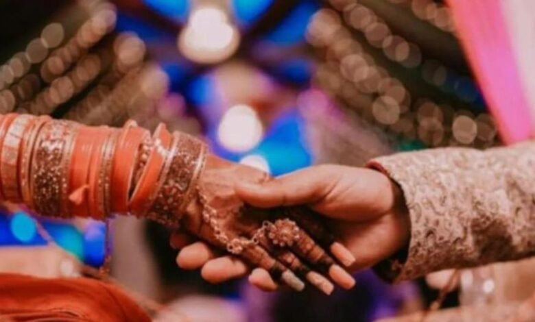 1020 KM का सफर, 5 ट्रेनें बदलीं और प्रेमी के घर पहुंची युवती, ग्वालियर में की शादी