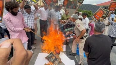 RSS मुख्यालय के बाहर प्रदर्शन, उदित राज हिरासत में; मनुस्मृति की प्रतियां जलाने से गरमाई सियासत