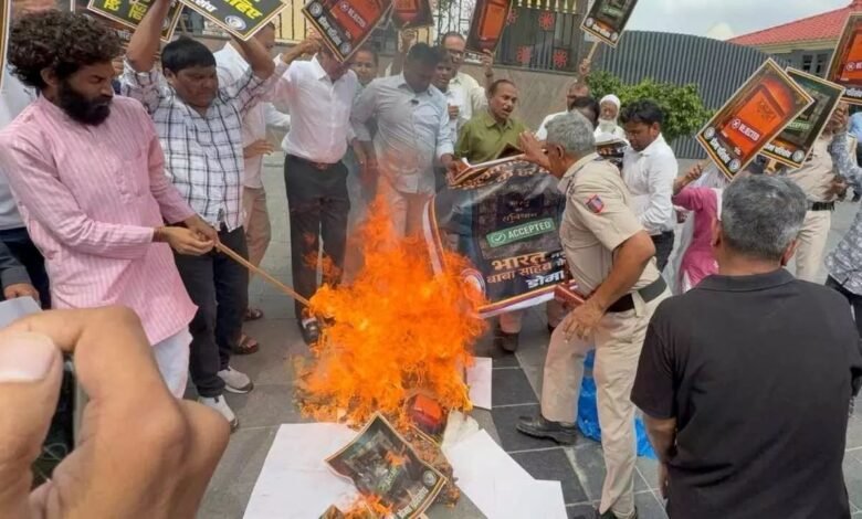 RSS मुख्यालय के बाहर प्रदर्शन, उदित राज हिरासत में; मनुस्मृति की प्रतियां जलाने से गरमाई सियासत
